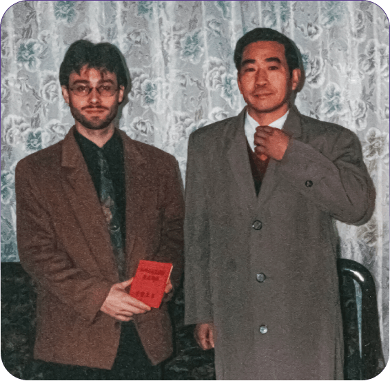 Philippe Sionneau qui reçoit son diplôme en Chine