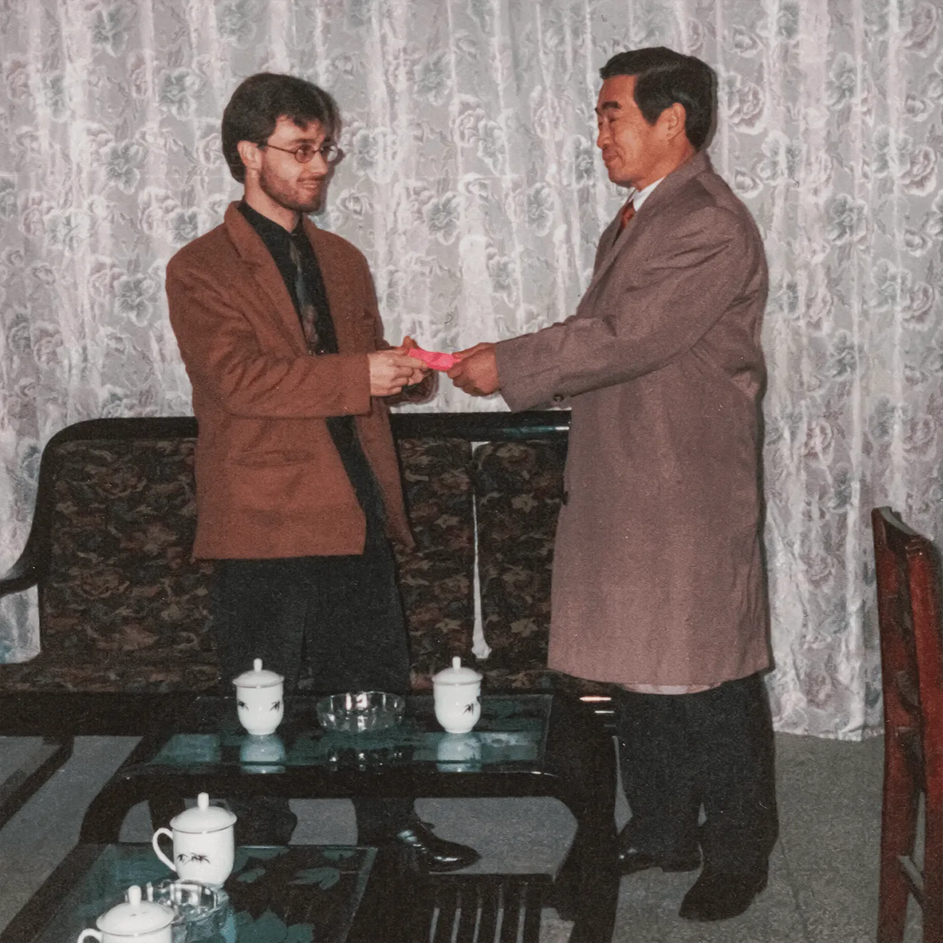 Philippe Sionneau qui reçoit son diplôme d'état chinois